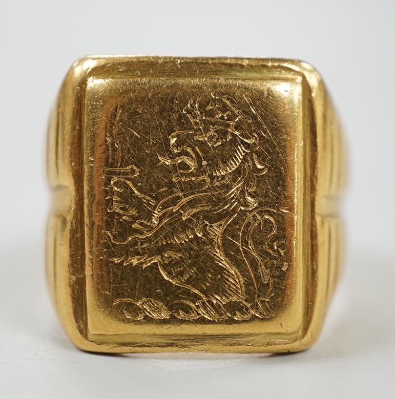 An antique yellow metal signet ring, engraved with crowned rampant lion (tired), size K/L